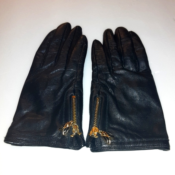 Tory Burch Accessories - Tory Burch Charm zippered leather glove